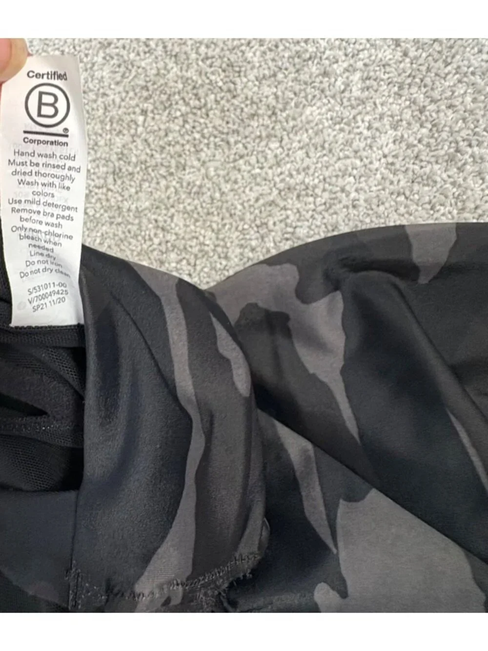 Athleta Freestyle Camo Tankini Top 38DD Camo Black Gray Racerback Swimsuit